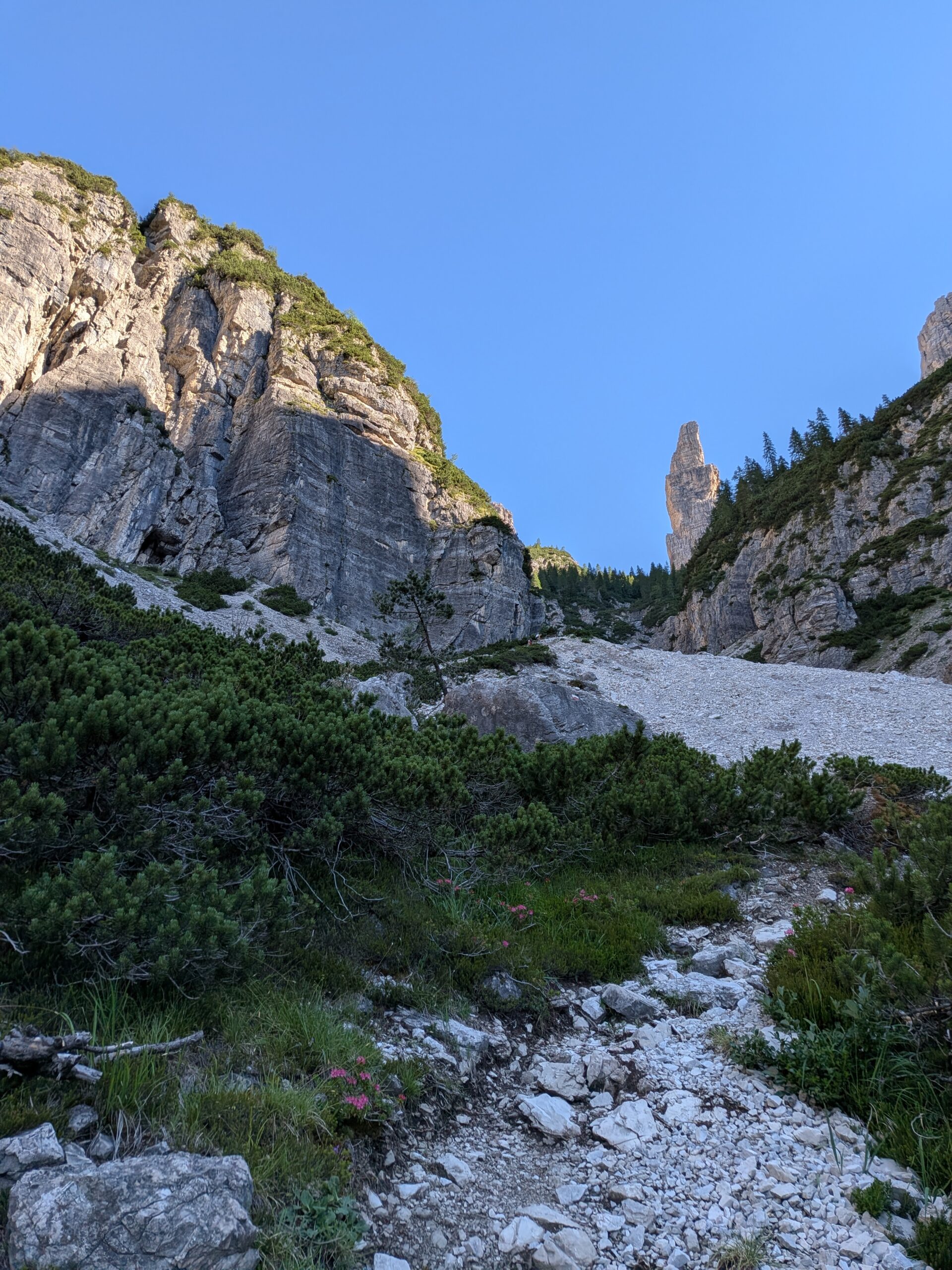 prima vista sul campanile di val montanaia dal sentiero CAI353